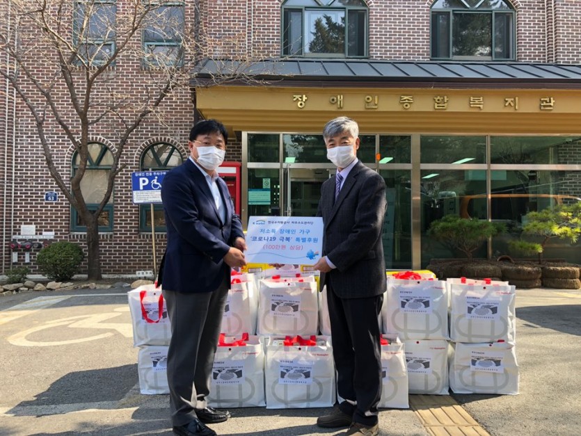 한국수자원공사 파주수도관리단 단장과 파주시장애인종합복지관 관장이 본격적인 배분활동을 시작하기 전 전달식을 진행하고 있다