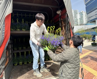 장애인의 날 기념 웃을농원(신은성 대표) 로벨리아 400개, 라벤더 50개 후원품 전달